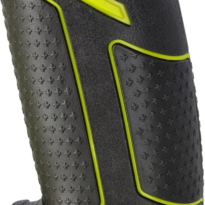 Ryobi ONE+ Akku-Kombihammer R18SDS-0 - 18 V, Ohne Akku, 1,3 J - Nahaufnahme eines schwarzen Griffs mit gelben Akzenten und strukturierter Oberfläche, die einen sicheren Halt bietet.