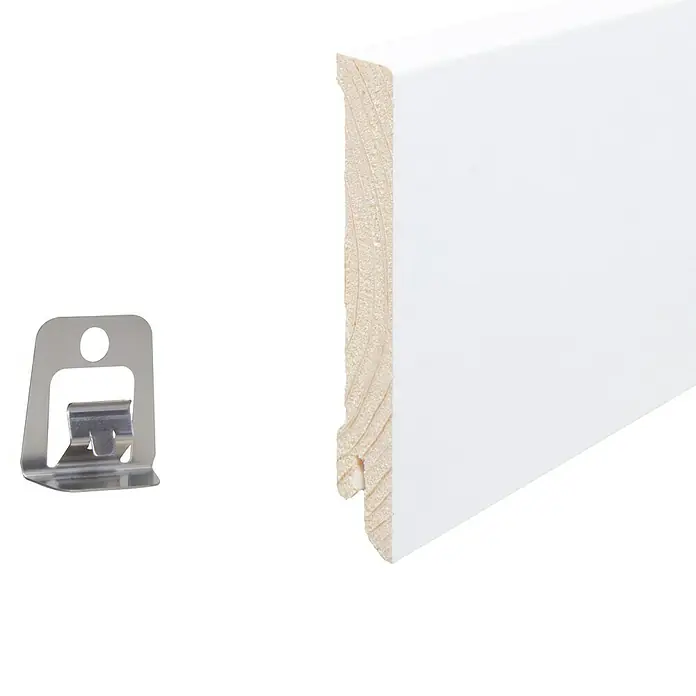 Sockelleiste - 240 x 1,6 x 9,5 cm, Kiefer - Das Bild zeigt eine weiße Sockelleiste aus Holz und einen Clip zur Befestigung. Die Leiste hat eine glatte Oberfläche und ist für den Innenbereich geeignet.
