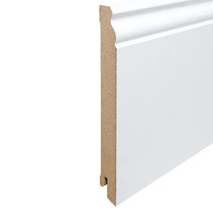 Sockelleiste - 240 x 1,9 x 14,5 cm, MDF, Profiliert - Nahaufnahme einer weißen Fußleiste mit dekorativem Profil und brauner Rückseite vor schwarzem Hintergrund.