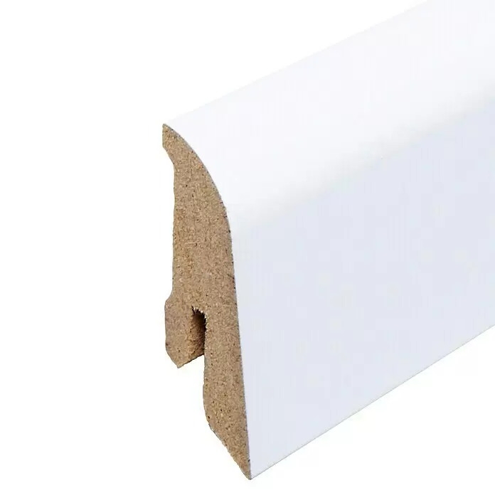 Sockelleiste - 240 x 1,8 x 4 cm, MDF - Weiße Sockelleiste mit abgerundeter Oberkante, die den hellbraunen Holzwerkstoffkern und die Installationsnut im Seitenprofil zeigt.