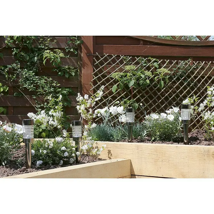 Luxform Solar-Erdspieß Rennes - Transparent, Schwarz, 5 lm - Ein schönes Gartenbild mit Solarleuchten, die den Bereich zwischen den Pflanzen dekorativ beleuchten und eine angenehme Atmosphäre schaffen.