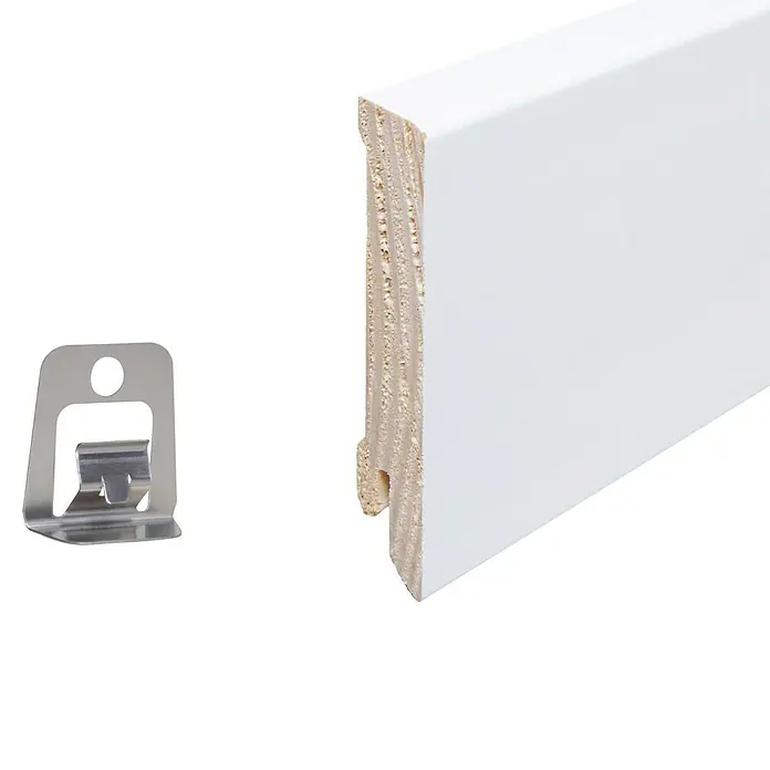 Sockelleiste - 240 x 1,6 x 7,8 cm, Kiefer - Nahaufnahme einer weißen Sockelleiste mit einem Clip zur Befestigung, ideal für moderne Innenräume und einfache Installation.