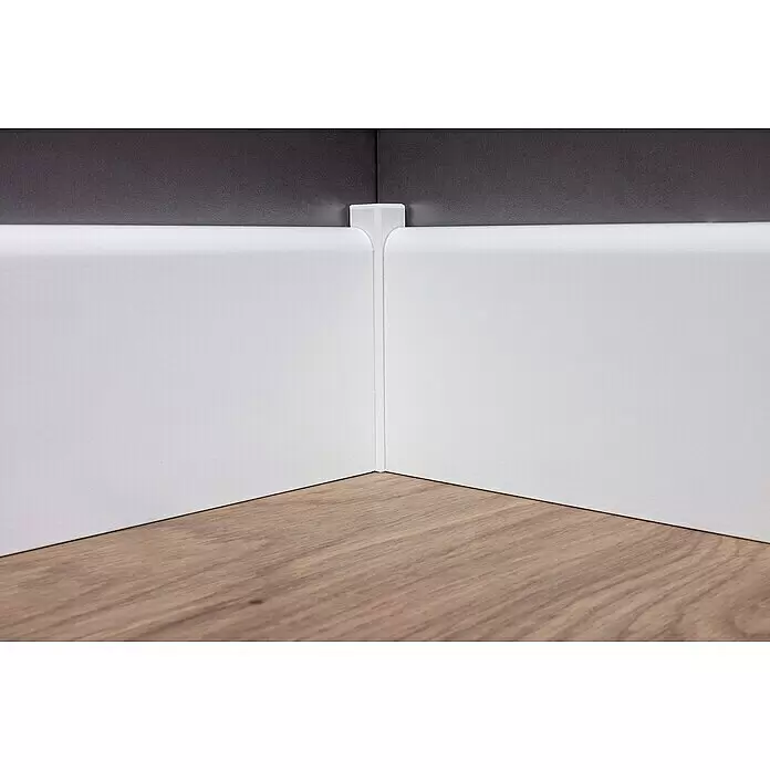 Sockelleiste - 240 cm x 1,8 cm x 11,5 mm, Kiefer, Weiß - Weiße Fußleisten mit Innenwinkelverbinder, montiert zwischen dunkler Wand und Holzfußboden.