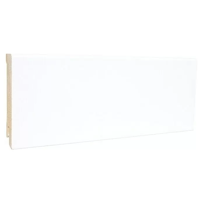 Sockelleiste - 240 x 1,6 x 7,8 cm, Kiefer - Weißes Sockelleistenprofil mit glatter Oberfläche und rohem MDF-Seitenprofil.