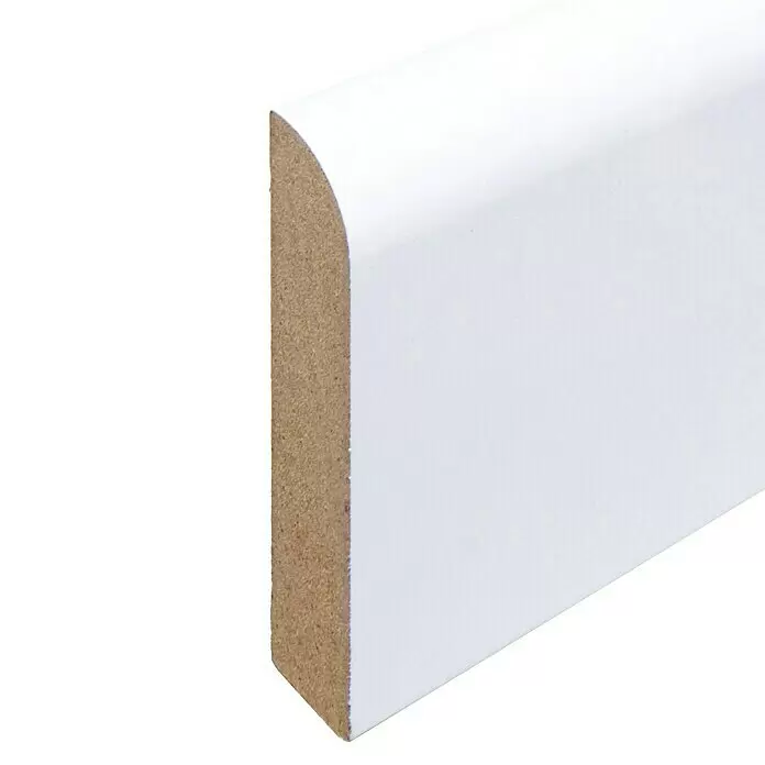 Sockelleiste - 240 x 1,3 x 6 cm, MDF - Weiße abgerundete Fußleiste mit sichtbarem MDF/Holzfaser-Kern.