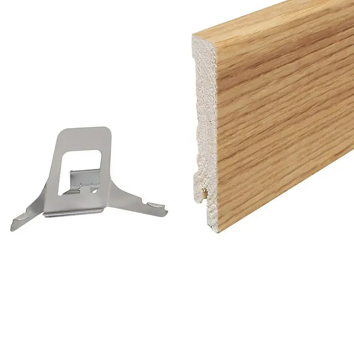 Sockelleiste - 240 x 1,6 x 8 cm, Eiche Matt - Das Bild zeigt eine Sockelleiste aus Holz zusammen mit einem Befestigungsclip, der die einfache Montage ermöglicht.