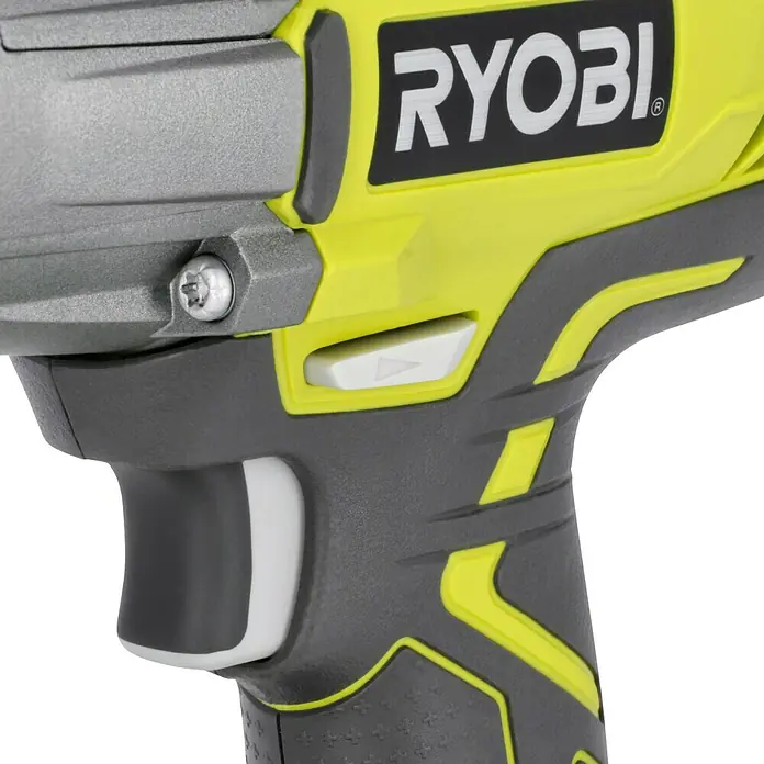 Ryobi ONE+ Akku-Schlagschrauber R18IW3-0 - 18 V, Ohne Akku, 400 Nm - Nahaufnahme eines Ryobi-Elektrowerkzeugs, das die Marke und Designmerkmale hervorhebt.