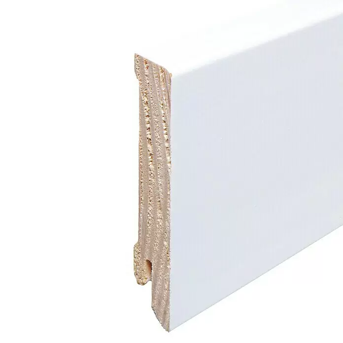 Sockelleiste - 240 x 1,6 x 7,8 cm, Kiefer - Weiße Sockelleiste mit sichtbarem Holzkern im Querschnitt.