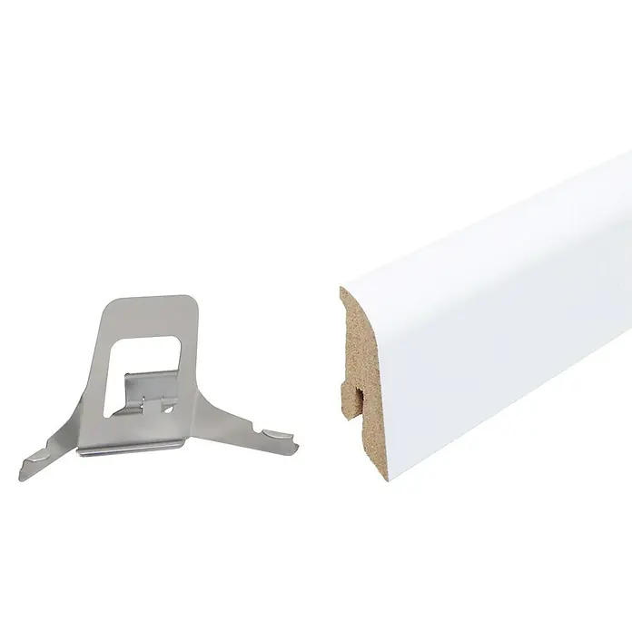 Sockelleiste - 240 x 1,8 x 4 cm, MDF - Nahaufnahme einer weißen Fußleiste mit einem Befestigungsclip, ideal für die einfache und sichere Montage im Innenausbau.