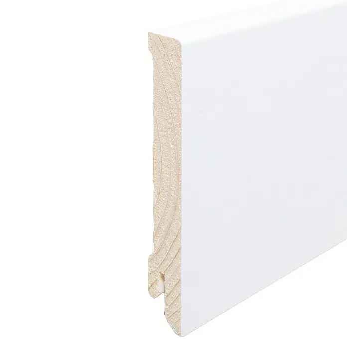 Sockelleiste - 240 x 1,6 x 9,5 cm, Kiefer - Nahaufnahme einer weissen Sockelleiste, die die Holzstruktur und das Profil des Produkts hervorhebt. Die perfekte Ergänzung für jeden Raum.