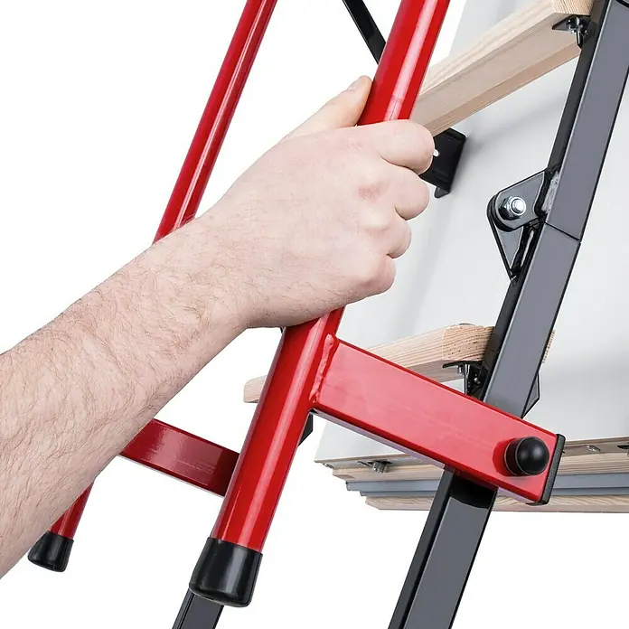Bodentreppe Polar Plus - 120 x 60 cm, Wärmedämmung: 0,36 W/(m²K) - Detailaufnahme einer Dachbodentreppe in Rot und Schwarz, die von einer Hand gehalten wird.