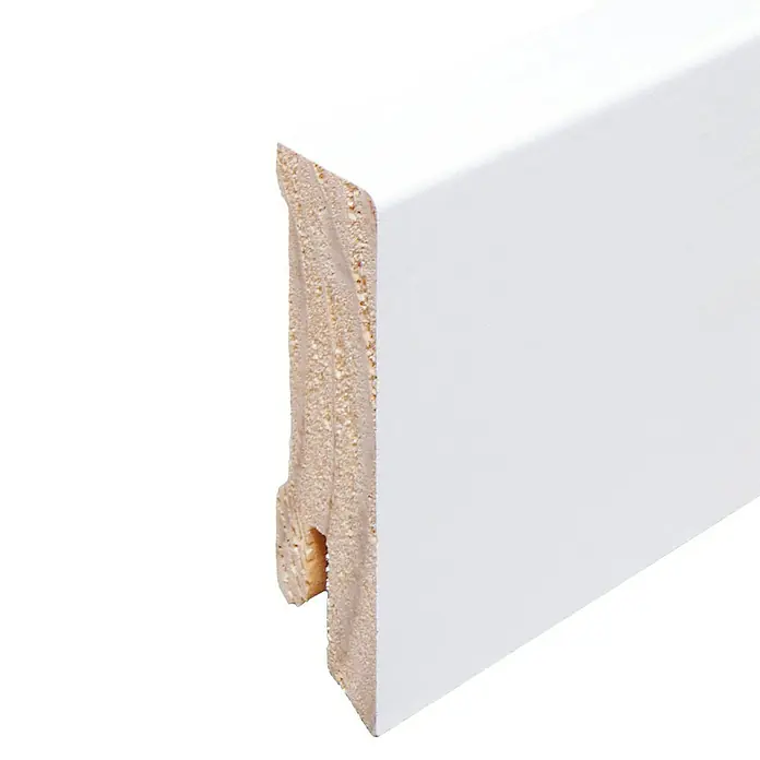Sockelleiste - 240 x 1,6 x 5,8 cm, Kiefer, Gerade - Detailansicht einer weißen Fußleiste aus Holz, ideal für stilvolle Raumabschlüsse und Renovierungen.