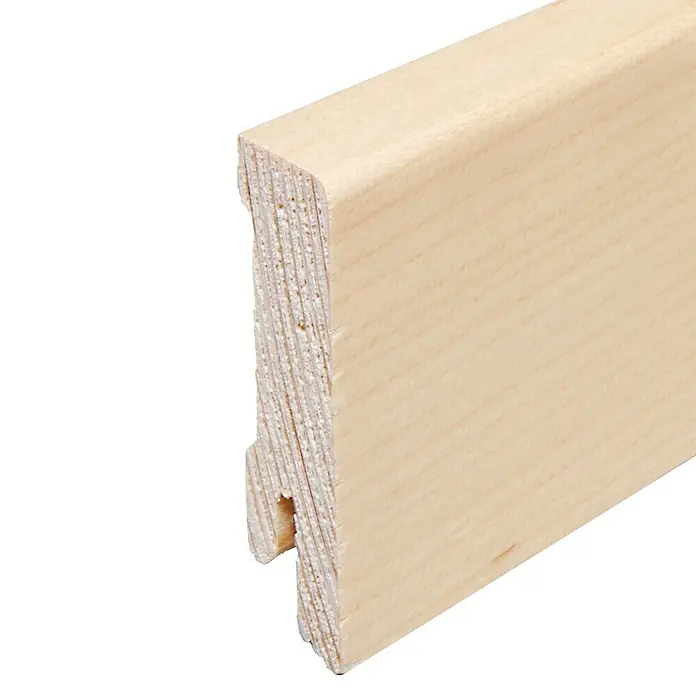 Sockelleiste - 240 x 1,6 x 5,8 cm, Ahorn - Detailaufnahme einer hellen Holzfußleiste mit abgerundeter Kante und Nut zur einfachen Montage. Ideal für stilvolle Raumabschlüsse.
