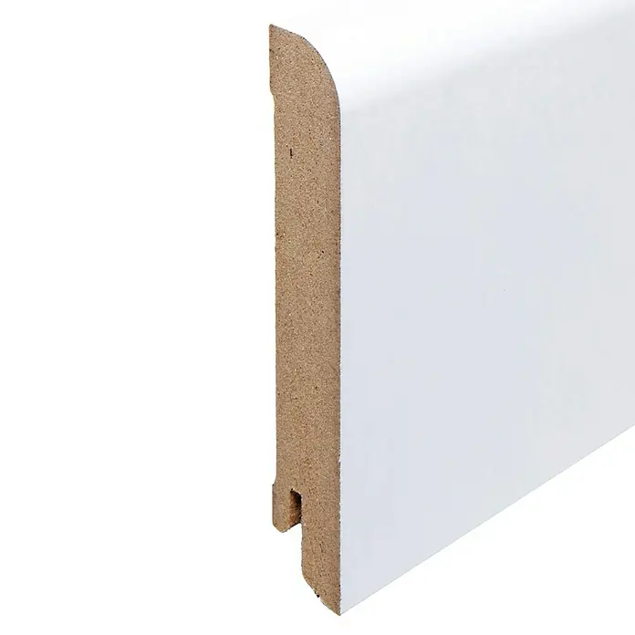 Sockelleiste - 240 x 1,8 x 10 cm, MDF - Detailaufnahme einer weißen Fußleiste aus Holz, ideal für jeden Raum. Die schlichte Form passt perfekt zu modernen Einrichtungen.