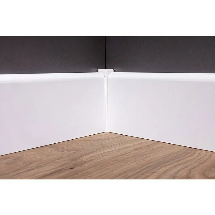 Sockelleiste - 240 x 1,8 x 10 cm, MDF - Weiße Sockelleisten in einer Ecke, die einen sauberen Übergang zwischen Wand und Boden schaffen. Die Installation ist präzise ausgeführt.