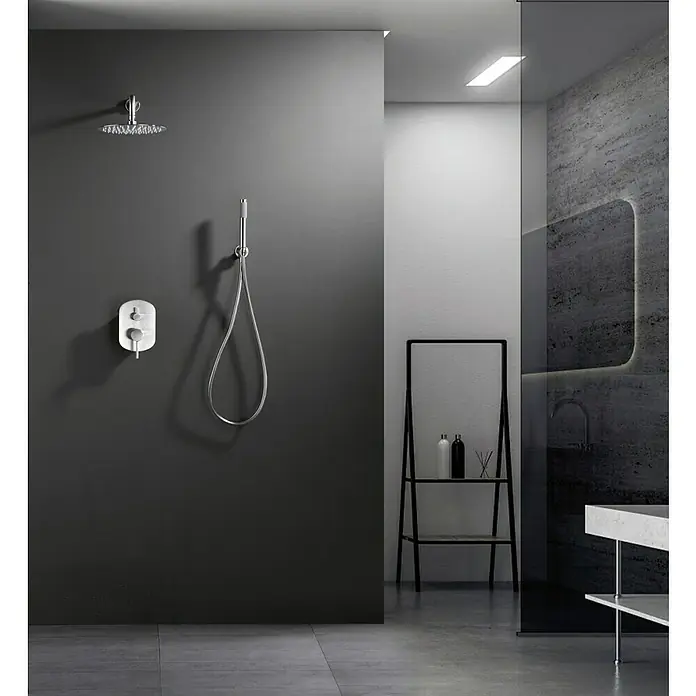 Imex Moscú Sistema de ducha empotrado - Acero inoxidable - La imagen muestra un diseño de ducha moderno con paredes grises, con un elegante grifo de ducha para un aspecto minimalista y elegante.