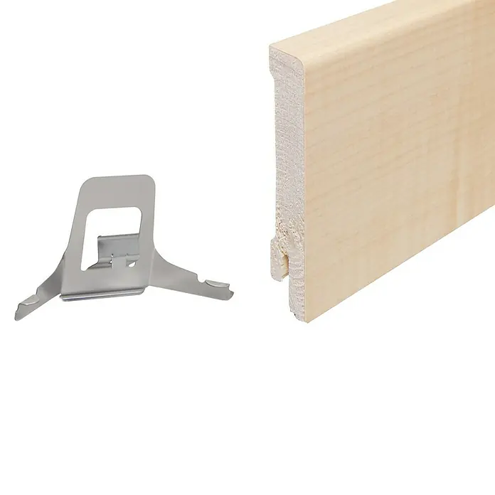 Sockelleiste - 240 x 1,6 x 8 cm, Ahorn - Eine Sockelleiste aus hellem Holz neben einer silbernen Befestigungsklammer, die zur Anbringung dient.
