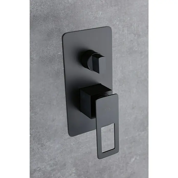 Imex Suecia Sistema de ducha empotrado - Con grifo monomando, Negro - Grifo de ducha negro con placa rectangular y dos mandos para regular la temperatura y el volumen de agua, montado en pared gris.