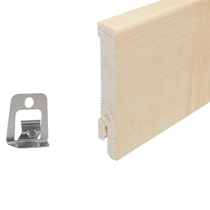 Sockelleiste - 240 x 1,6 x 8 cm, Ahorn - Holzleiste und Befestigungsclip. Die Leiste ist hell und hat eine abgerundete Kante, der Clip ist aus Metall mit Loch.