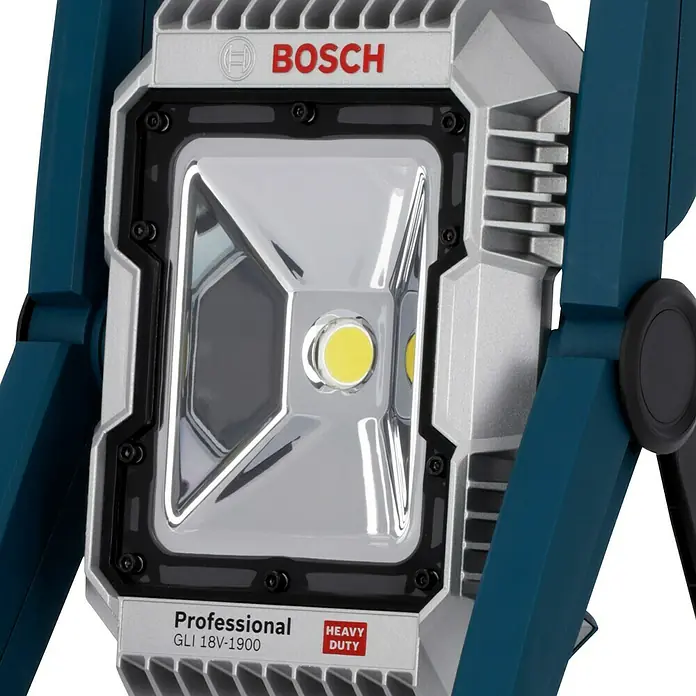 Bosch Professional AMPShare 18V LED-Akkustrahler GLI 18V-1900 - 18 V, Ohne Akku, Lichtstrom: 1.900 lm - Nahaufnahme einer Bosch GLI 18V-1900 Professional Akku-Lampe, ideal für den Einsatz auf Baustellen und in Werkstätten.