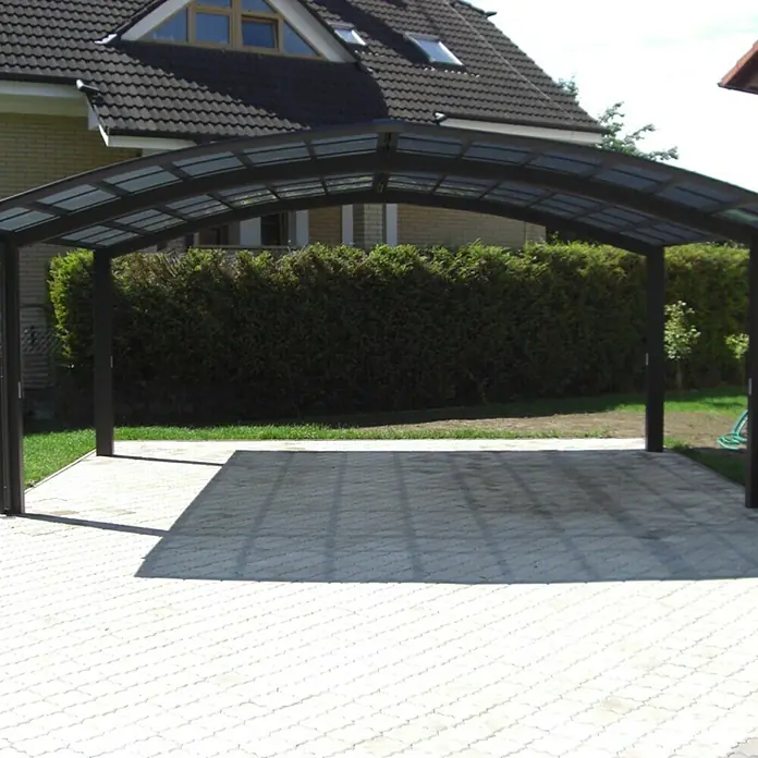 Ximax Carport Portoforte M 80 - Außenmaß inkl. Dachüberstand (B x T): 5,42 x 4,95 m, Doppelcarport, Mattbraun, Schneelast: 100 kg/m² - Das Bild zeigt ein modernes Carport mit einem gewölbten Dach auf einem gepflasterten Untergrund, ideal für den Schutz Ihres Fahrzeugs.