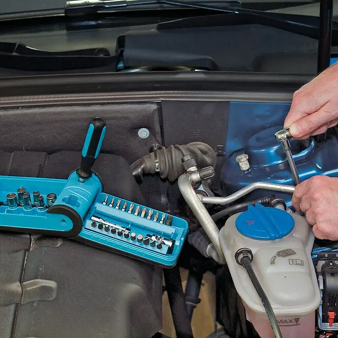 Hazet Steckschlüssel-Set 856-1 - 38 -tlg., Antriebsgröße: ¼″ - Ein Set mit verschiedenen Schraubendrehern und Bits in einer blauen Box, ideal für Reparaturen und Heimwerkerarbeiten.