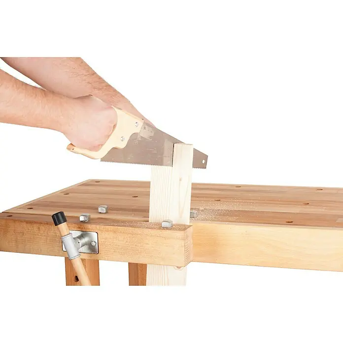 Banco de trabajo - L x An: 1.400 x 500 mm, Altura de trabajo: 830 mm, Carga soportada: 400 kg, Marrón - Una sierra de mano cortando un trozo de madera en un banco de trabajo. Un banco de trabajo con un tornillo de banco es esencial para trabajar la madera.