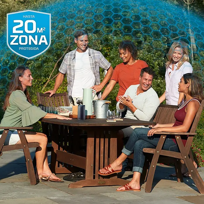 Thermacell Difusor Antimosquitos - Negro, Alcance: 20 m - Esta imagen muestra a un grupo de amigos reunidos al aire libre en una mesa, protegidos por una barrera repelente de mosquitos.