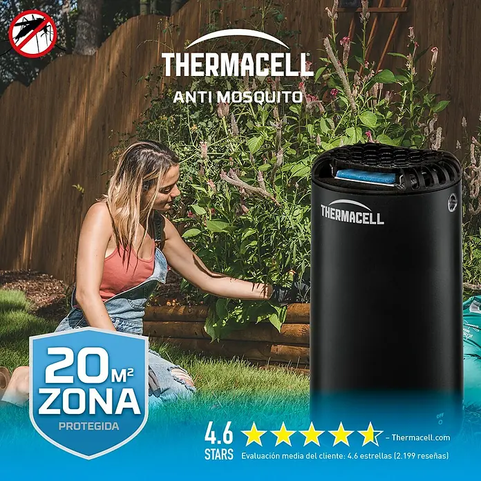 Thermacell Difusor Antimosquitos - Negro, Alcance: 20 m - Una mujer arrodillada en el jardín junto a un dispositivo repelente de mosquitos negro Thermacell que protege una zona de 20m².