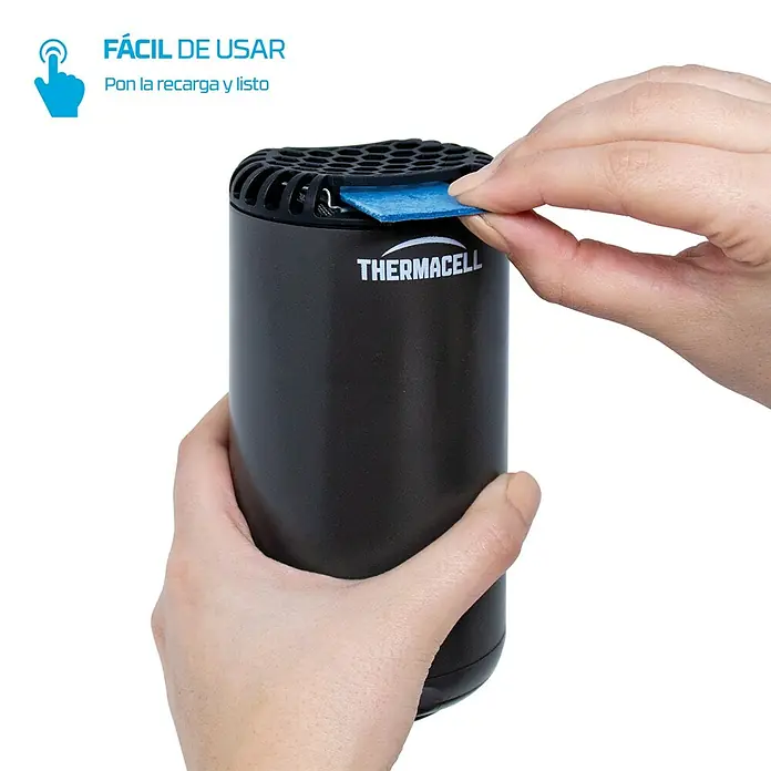 Thermacell Difusor Antimosquitos - Negro, Alcance: 20 m - Imagen del producto del dispositivo repelente de mosquitos Thermacell con una mano insertando una tableta azul. Se destaca la función fácil de usar.