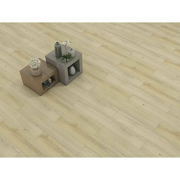 Laminado Roble Rock - 1.205 x 197 x 8 mm, AC5 - Baldosas de suelo de madera clara en la sala de estar, combinadas con dos mesas auxiliares modernas en forma de cubo y jarrones elegantes para la decoración.