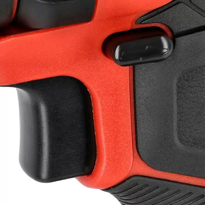 Einhell PXC 18V Taladro atornillador de batería TC-CD 18/35 Li-Solo - 18 V, Sin batería, 35 Nm - Primer plano de un agarre texturizado rojo y negro con gatillo y interruptor negros, probablemente de una herramienta eléctrica.