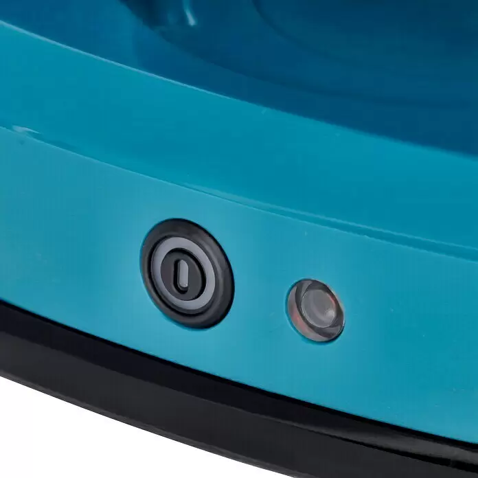Makita LXT 18V Akku-Kaffeemaschine DCM501Z - 18 V, Ohne Akku, Behältervolumen: 0,24 l - Blaues Paneel mit einem schwarz umrandeten Schlüsselloch und einem durchscheinenden, runden Knopf.