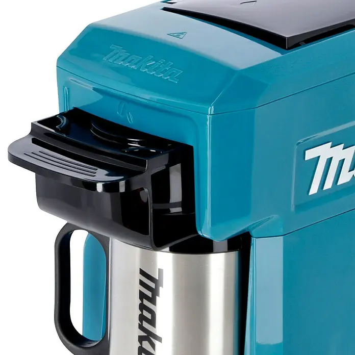 Makita LXT 18V Akku-Kaffeemaschine DCM501Z - 18 V, Ohne Akku, Behältervolumen: 0,24 l - Nahaufnahme einer Makita Kaffeemaschine in Türkis und Silber, die für den Einsatz auf Baustellen konzipiert ist.