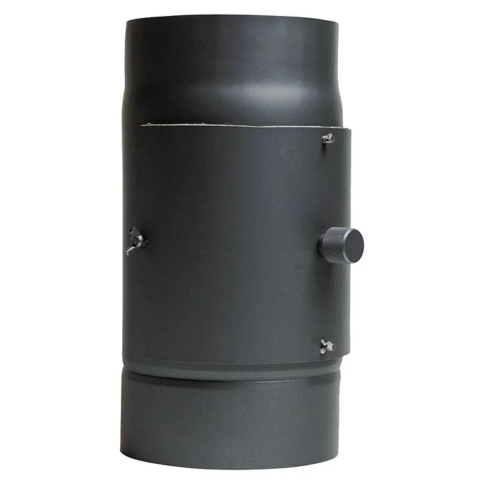 Firefix Kaminfilterkat - Durchmesser: 150 mm, Grau - Nahaufnahme eines schwarzen Rauchrohrs mit Einstellknopf, Klemmen und Größenänderung, isoliert auf schwarzem Hintergrund.