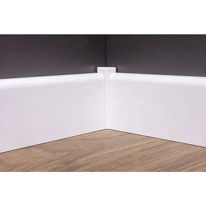 Sockelleiste - 240 x 1,8 x 7,8 cm, MDF - Nahaufnahme einer Ecke mit weißen Fußleisten und einem Holzfußboden, der einen sauberen und modernen Übergang zwischen Wand und Boden schafft.