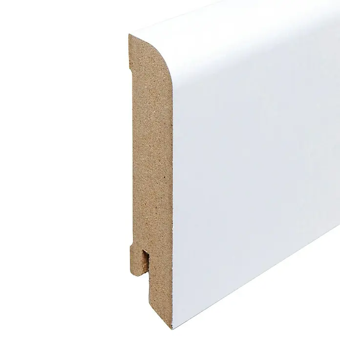 Sockelleiste - 240 x 1,8 x 7,8 cm, MDF - Nahaufnahme einer weißen MDF-Sockelleiste, ideal für jeden Raum. Das schlichte Design und die hochwertige Verarbeitung machen sie zu einem Hingucker.