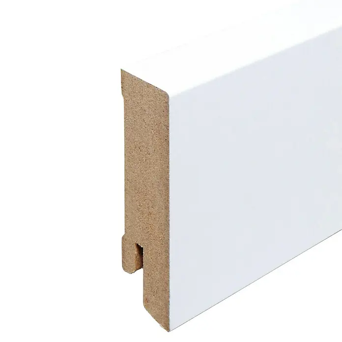 Sockelleiste - 240 x 1,9 x 6 cm, MDF - Nahaufnahme einer weißen Sockelleiste mit MDF-Kern, ideal für einen sauberen Übergang zwischen Wand und Boden.