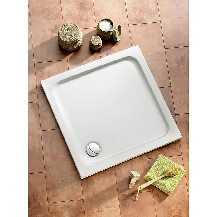 Ottofond Duschwanne Manila - L x B: 90 x 90 cm, Kunststoff, Weiß - Ein quadratischer, weißer Duschwannenboden mit Ablaufgarnitur, umgeben von Badaccessoires und braunen Fliesen.