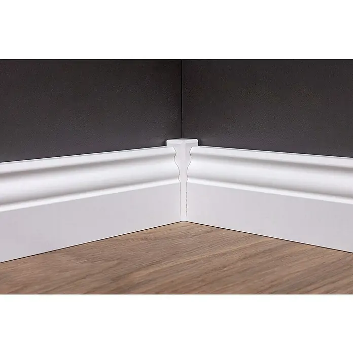Sockelleiste - 240 x 1,9 x 6 cm, MDF, Profiliert - Weiße Sockelleiste, die an einer grauen Wand angebracht ist, mit einem Holzboden im Vordergrund. Perfekt für jeden Raum.