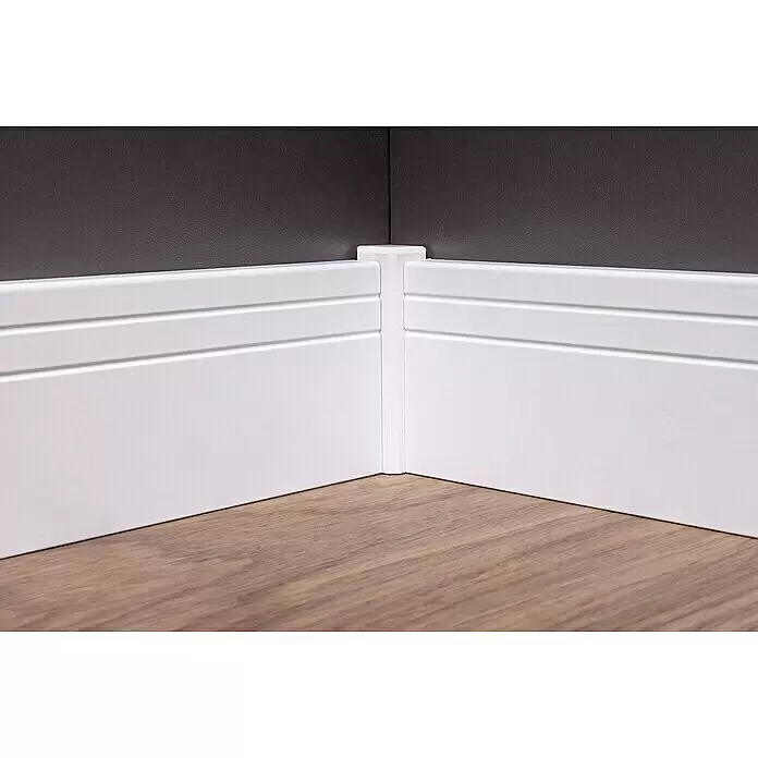 Sockelleiste Neo - 240 x 1,6 x 8 cm, MDF - Weiße profilierte Sockelleisten in Zimmerecke, Übergang von dunkler Wand zu Holzfußboden.
