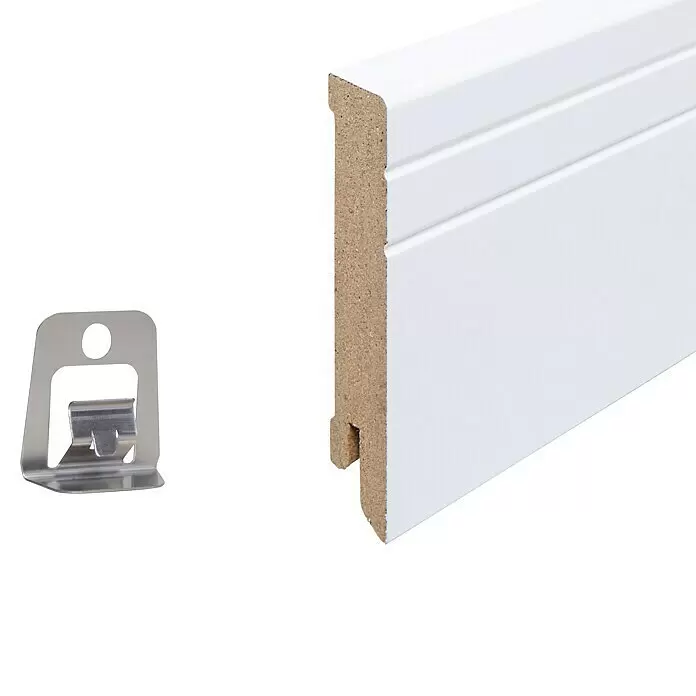 Sockelleiste Neo - 240 x 1,6 x 8 cm, MDF - Weiße MDF-Fußleiste mit rückseitiger Nut und silberner Metallbefestigungsklammer.