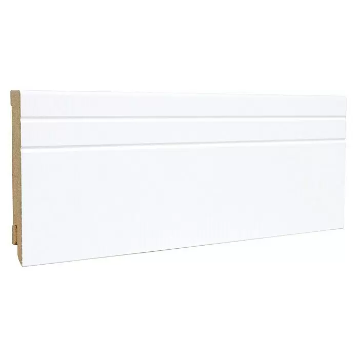 Sockelleiste Neo - 240 x 1,6 x 8 cm, MDF - Weiße Fußleiste mit horizontalen Rillen, die einen Spanplattenkern zeigt.