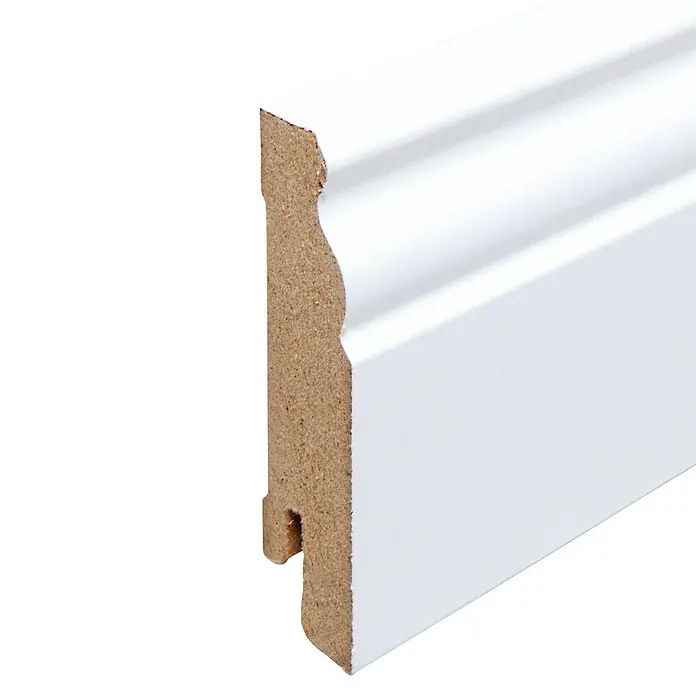 Sockelleiste - 240 x 1,9 x 7 cm, MDF, Profiliert - Nahaufnahme einer weißen Fußleiste mit einem dekorativen Profil. Ideal für stilvolle Inneneinrichtung und Wandabschluss.