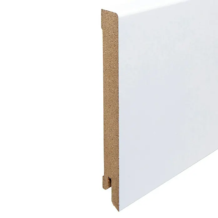 Sockelleiste - 240 x 1,6 x 12 cm, MDF - Nahaufnahme einer weißen Fußleiste aus Holzwerkstoff, ideal für Innenausbau und Bodenrenovierungen.