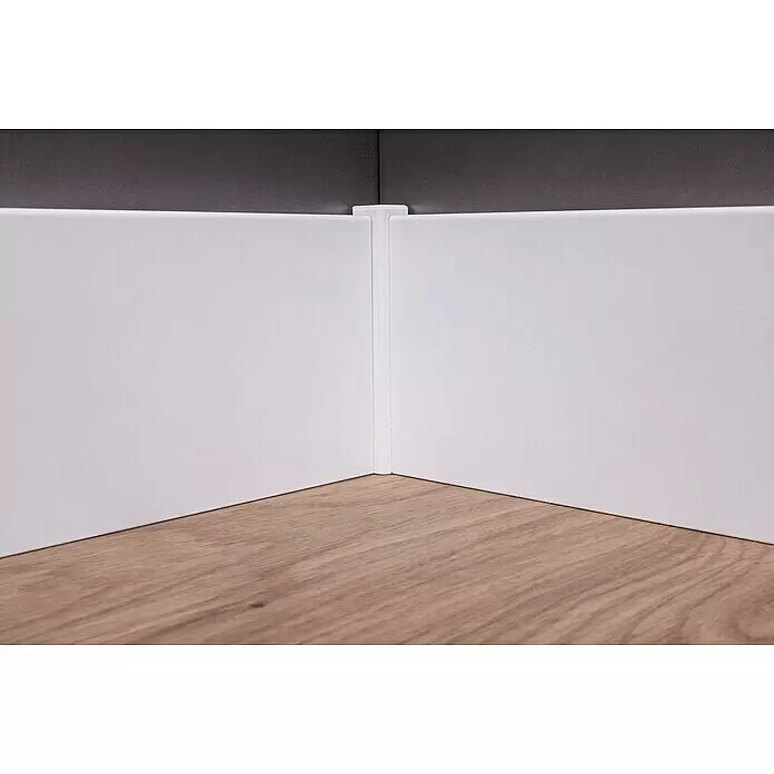 Sockelleiste - 240 x 1,6 x 12 cm, MDF - Weiße Sockelleisten treffen in einer Innenecke mit einem Verbinder zusammen, auf einem Holzfußboden installiert.