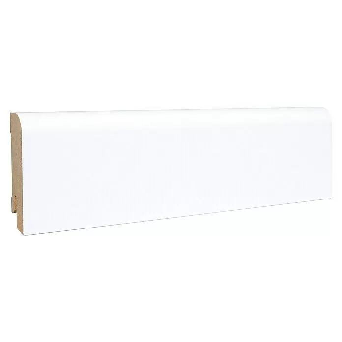 Sockelleiste - 240 x 1,8 x 5,8 cm, MDF - Weiße MDF-Fußleiste mit abgerundetem Oberprofil und Kabelkanal auf der Rückseite.