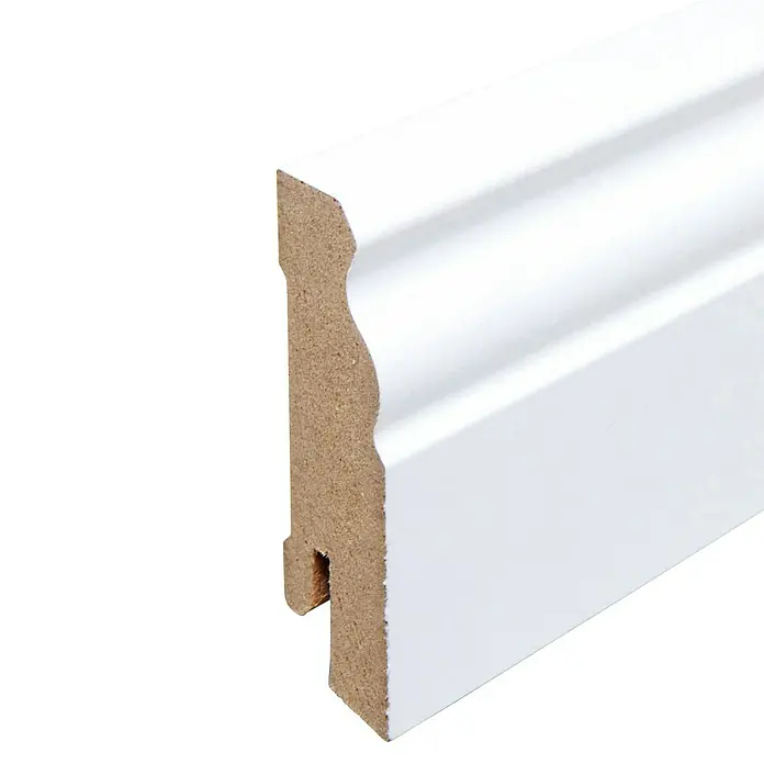 Sockelleiste - 240 x 1,9 x 6 cm, MDF, Profiliert - Detailansicht einer weißen Fußleiste mit Profil, ideal für die stilvolle Gestaltung von Innenräumen und zur Veredelung jedes Bodens.