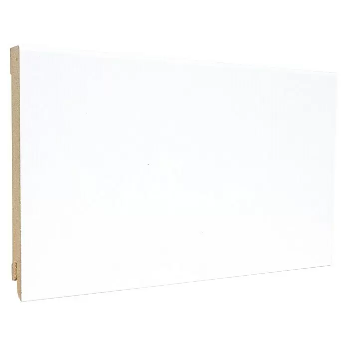 Sockelleiste - 240 x 1,6 x 12 cm, MDF - Weißes MDF-Sockelbrett mit glatter Oberfläche, dessen rohe, hellbraune Kante sichtbar ist.
