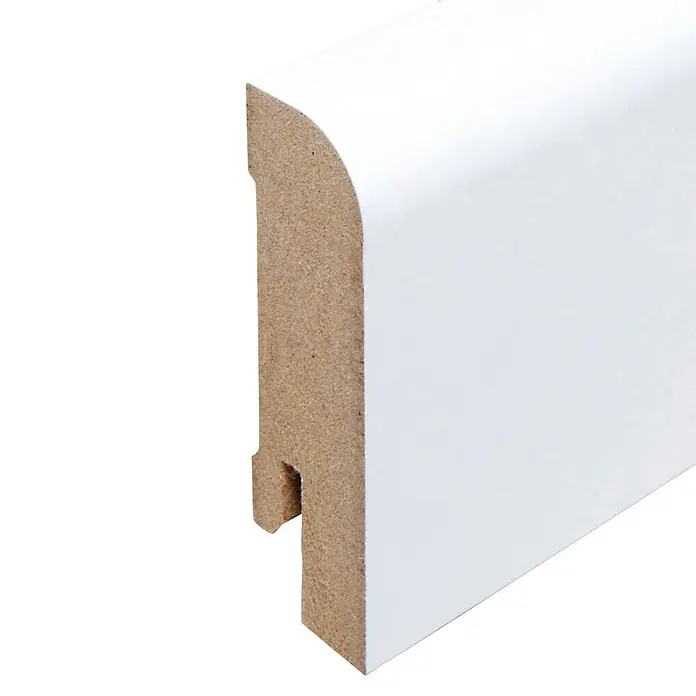 Sockelleiste240 x 1,8 x 5,8 cm, MDF - Nahaufnahme einer weißen Fußleiste aus Holzwerkstoff mit abgerundeter Kante und Nut für die Montage.